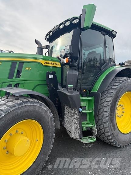 John Deere 6R 250 الجرارات