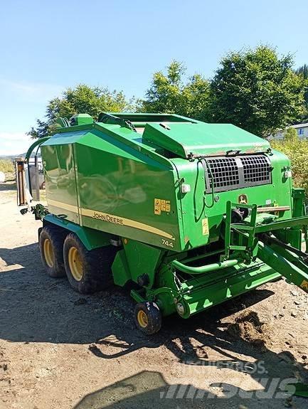 John Deere 744 محزمات مستديرة