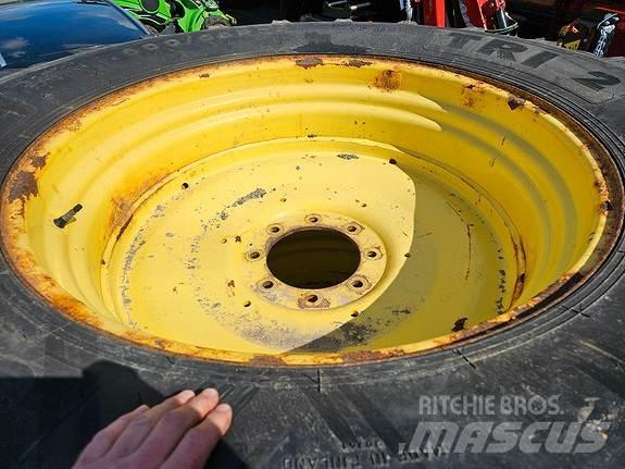 John Deere NOKIAN الجرارات