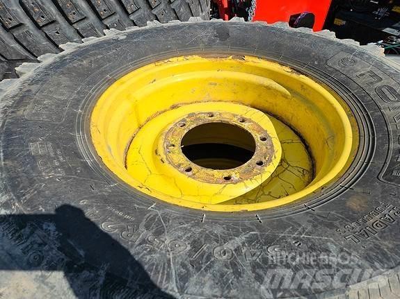 John Deere NOKIAN الجرارات