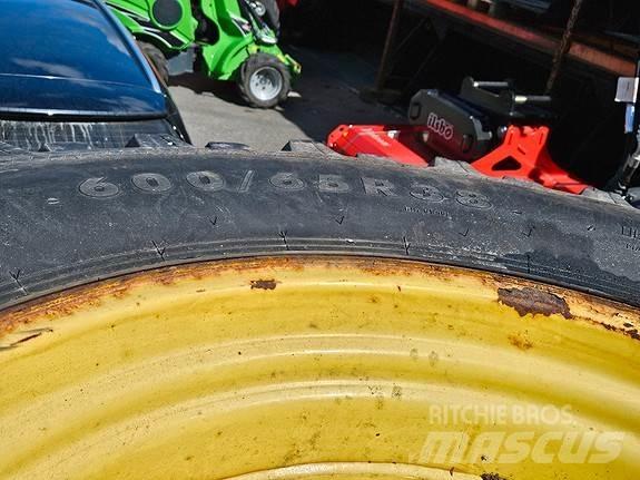 John Deere NOKIAN الجرارات