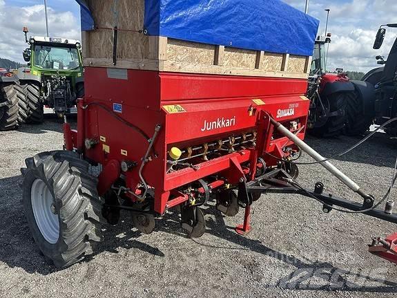 Junkkari KH 2500 معدات توزيع السماد العضوي