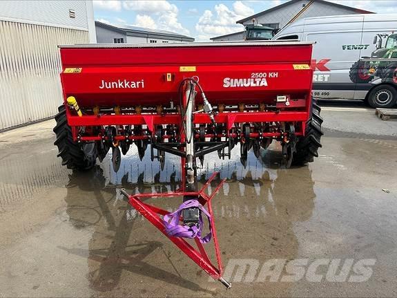 Junkkari KH 2500 معدات توزيع السماد العضوي