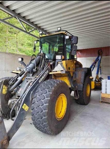 Komatsu WA200 PT لوادر بعجل