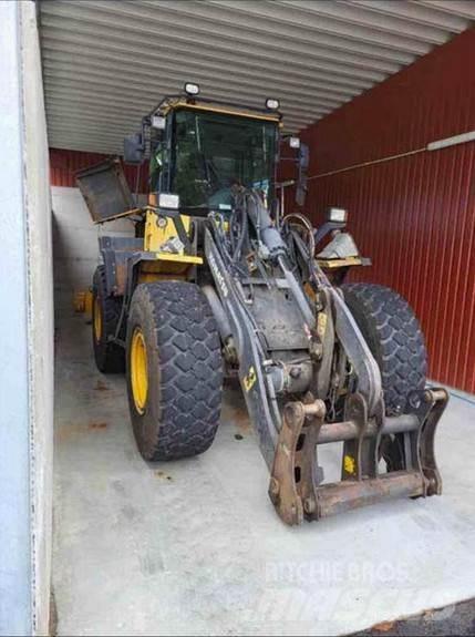 Komatsu WA200 PT لوادر بعجل