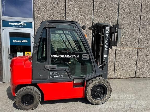 Nissan DF32 14436 شاحنات الديزل