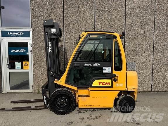 TCM FD25 شاحنات الديزل