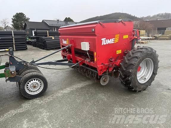 Tume HKL 2500 معدات توزيع السماد العضوي
