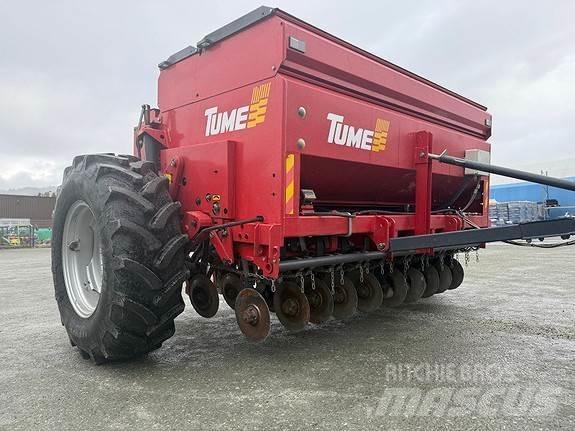 Tume HKL 2500 معدات توزيع السماد العضوي