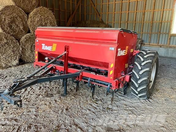 Tume HKL 2500 S معدات توزيع السماد العضوي