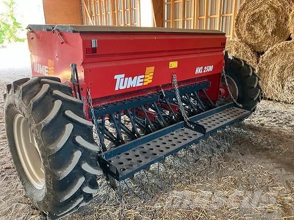 Tume HKL 2500 S معدات توزيع السماد العضوي