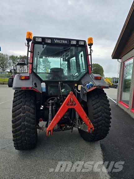 Valtra 6400 الجرارات