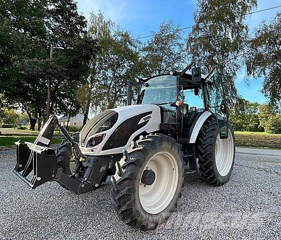 Valtra A114 الجرارات