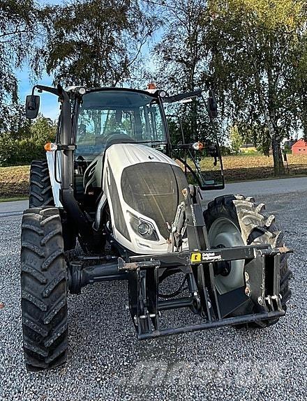 Valtra A114 الجرارات