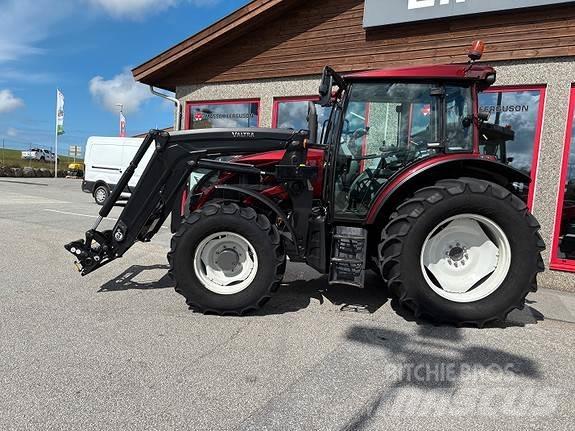 Valtra A114 الجرارات