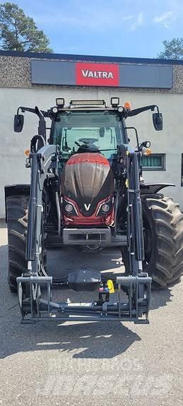 Valtra A114 الجرارات