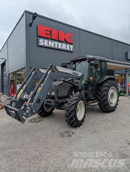 Valtra A83 الجرارات