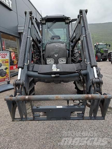 Valtra A83 الجرارات