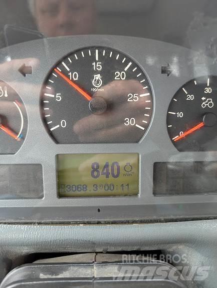 Valtra A83 الجرارات