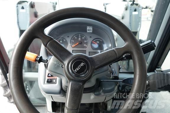 Valtra A83 الجرارات