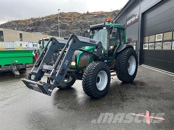 Valtra A83 الجرارات