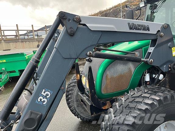 Valtra A83 الجرارات