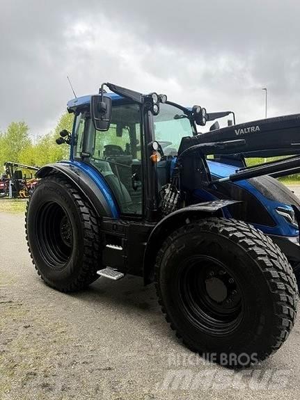 Valtra G 135 A الجرارات