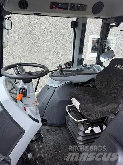 Valtra G 135 A الجرارات