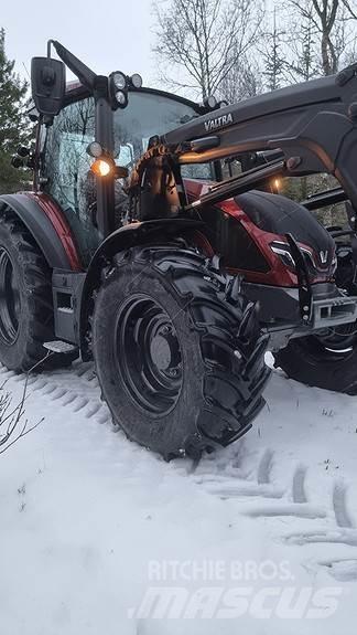 Valtra G135A الجرارات