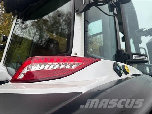 Valtra G135A الجرارات