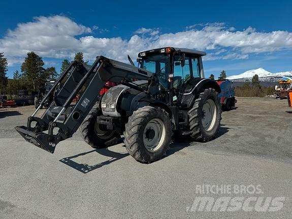 Valtra N121A الجرارات