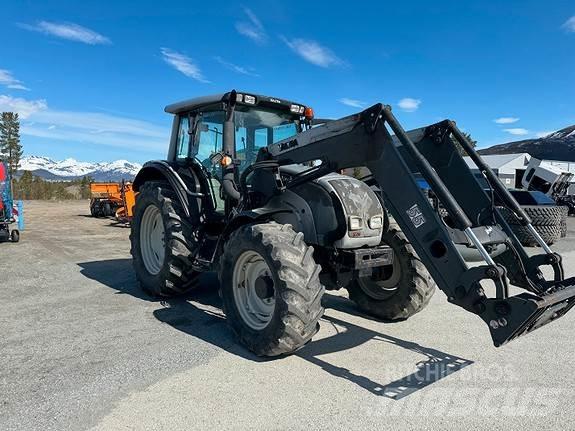 Valtra N121A الجرارات