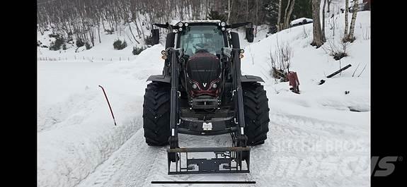 Valtra N134D الجرارات