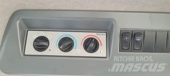 Valtra N163 الجرارات