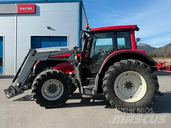 Valtra T 213 V الجرارات