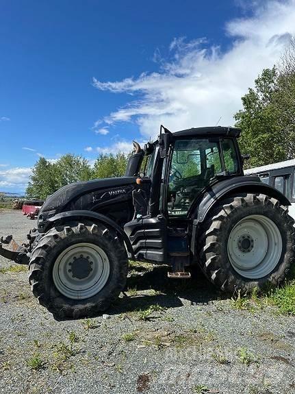 Valtra T 214 الجرارات