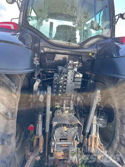 Valtra T 214 الجرارات