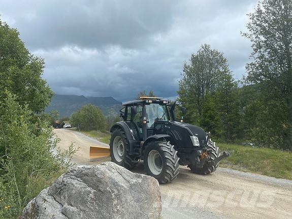 Valtra T203 الجرارات