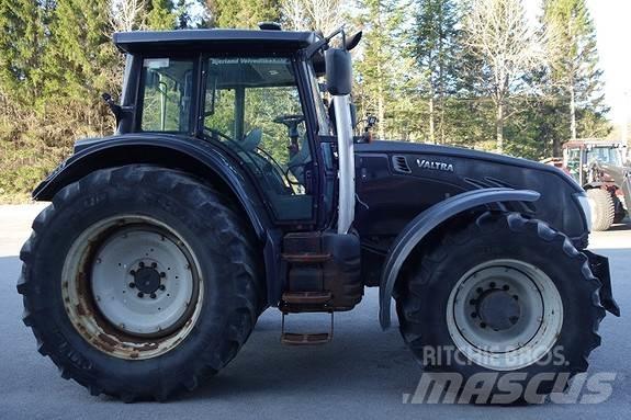 Valtra T213 Versu الجرارات