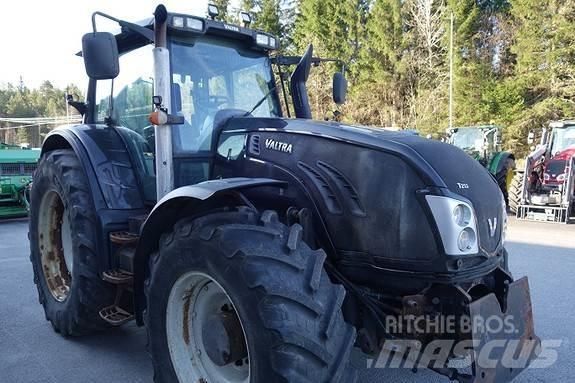 Valtra T213 Versu الجرارات