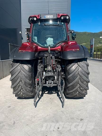 Valtra T214 الجرارات