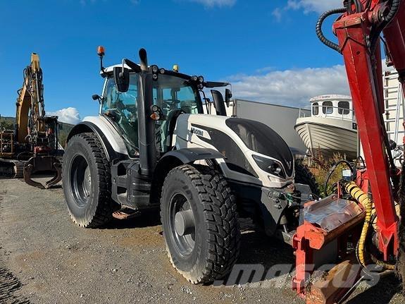 Valtra T214 Versu الجرارات