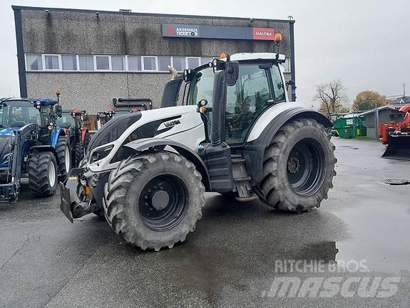 Valtra T234 الجرارات