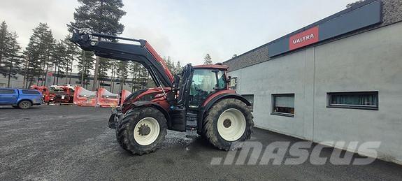 Valtra T234 الجرارات