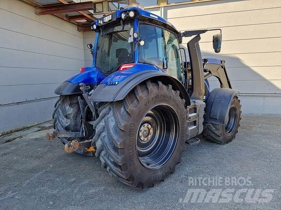 Valtra T235 الجرارات