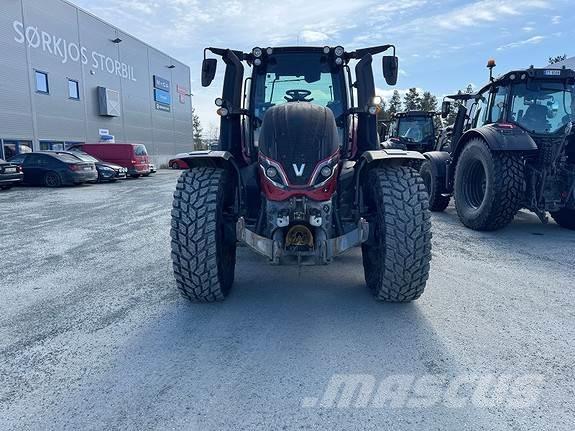 Valtra T235 الجرارات