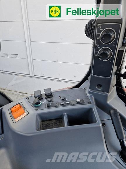Valtra T235 الجرارات