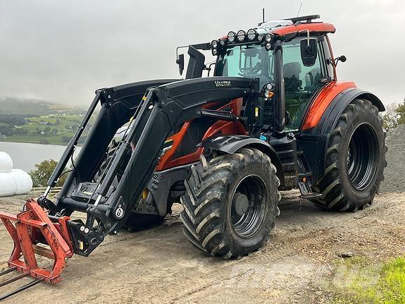 Valtra T235D الجرارات