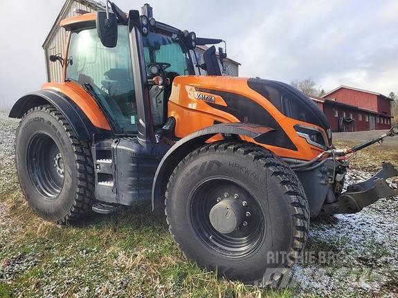 Valtra T255 الجرارات