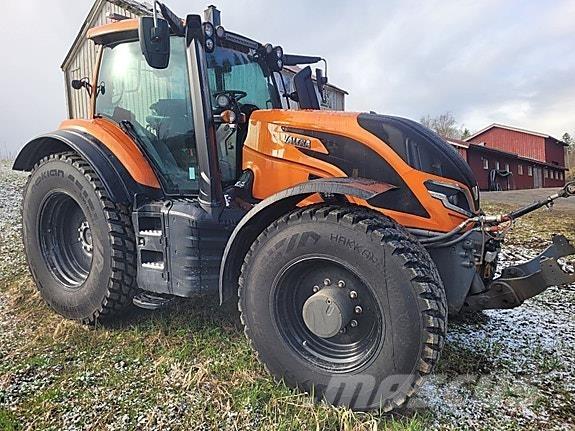 Valtra T255 الجرارات